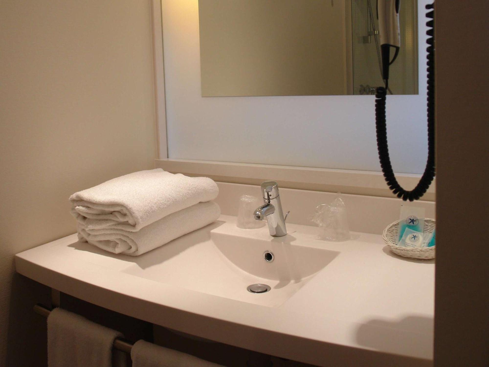 Ibis Styles Chinon Hotel Bagian luar foto